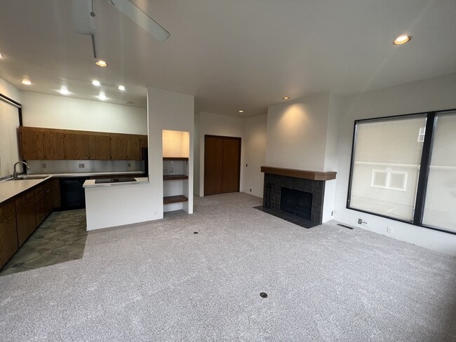 Building Photo - 2035 Waverly Pl N