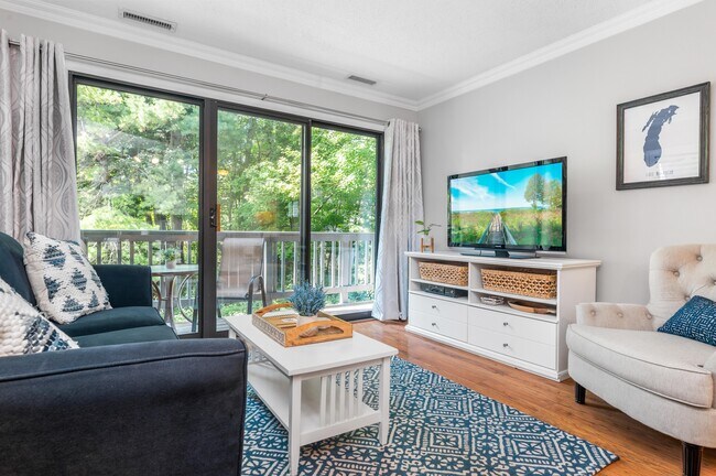 Foto del edificio - 5715 Creeks Crossing N