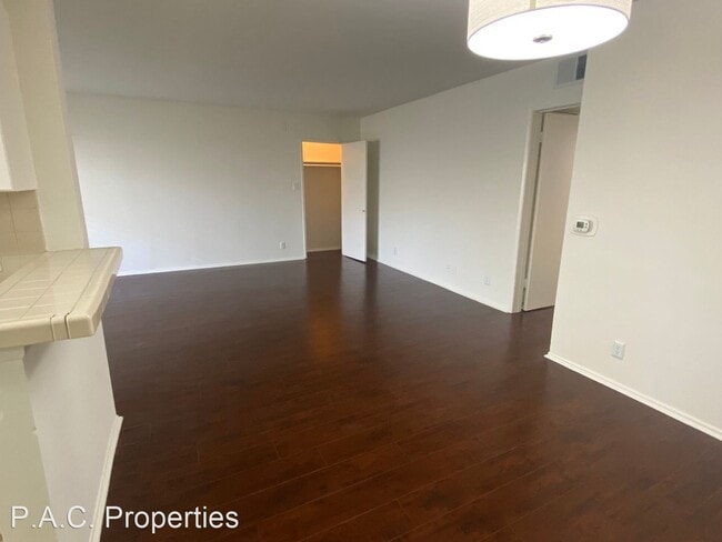 Foto del edificio - 2 br, 2 bath Apartment - 14706 Dickens Str...