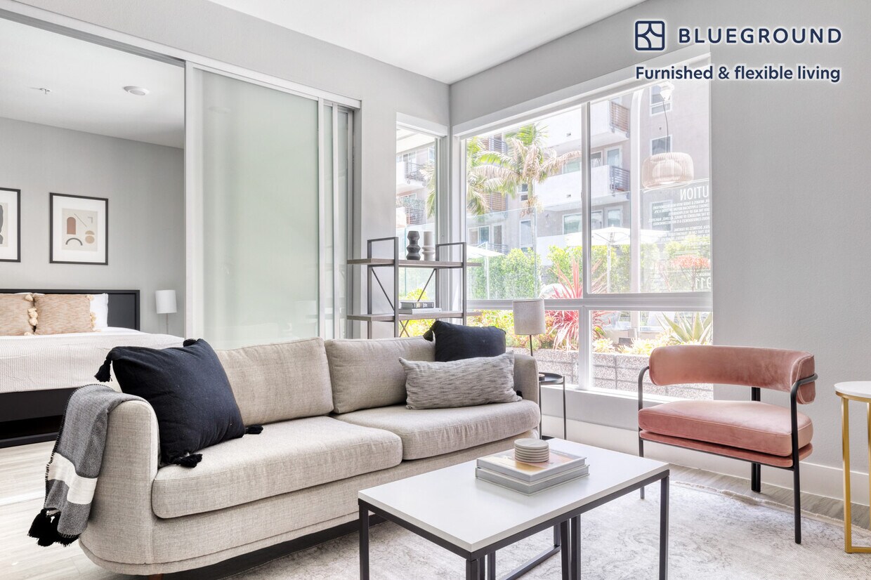 Foto principal - 230 W 3rd St