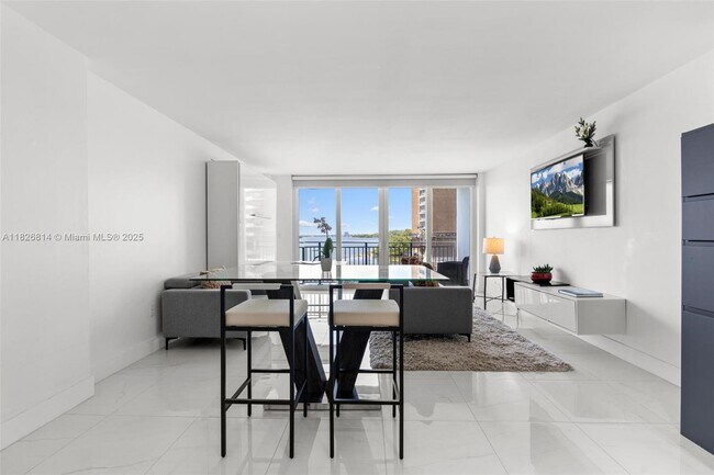 Foto del edificio - 770 NE 69th St