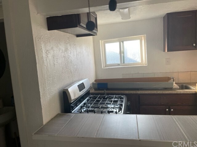 Foto del edificio - 9100 S Denker Ave