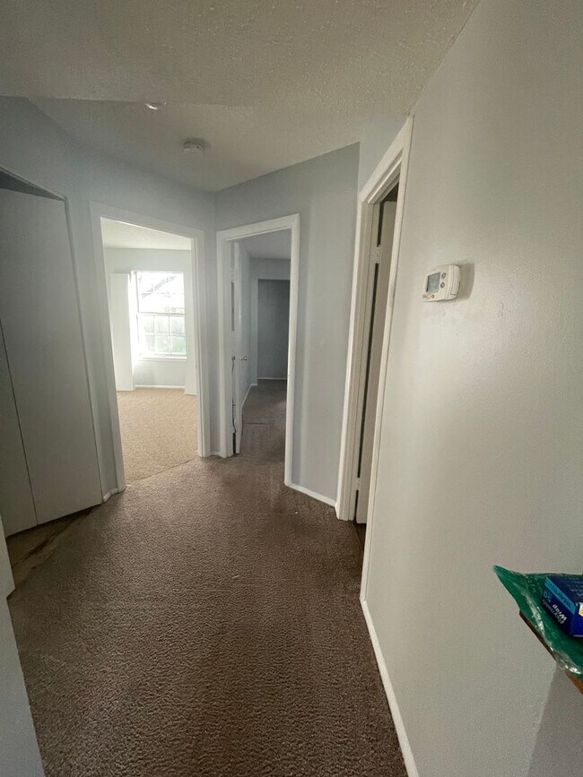 Building Photo - 2 bedroom condo in Newpointe Condos