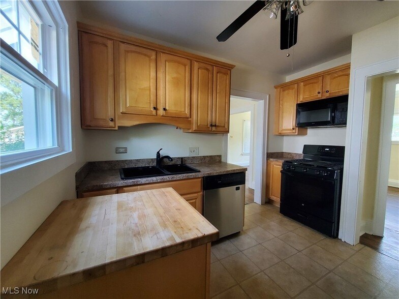 1686 Avalon Rd Cleveland, OH 44112 – photo 5