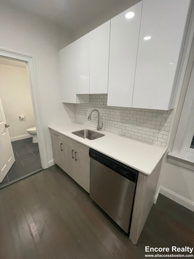 Building Photo - 31 Temple St