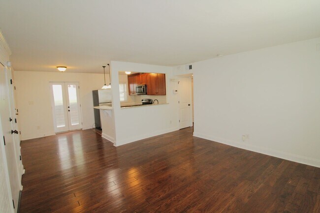 Building Photo - (Coming Soon) 2 Bedroom Condo on Park Road!