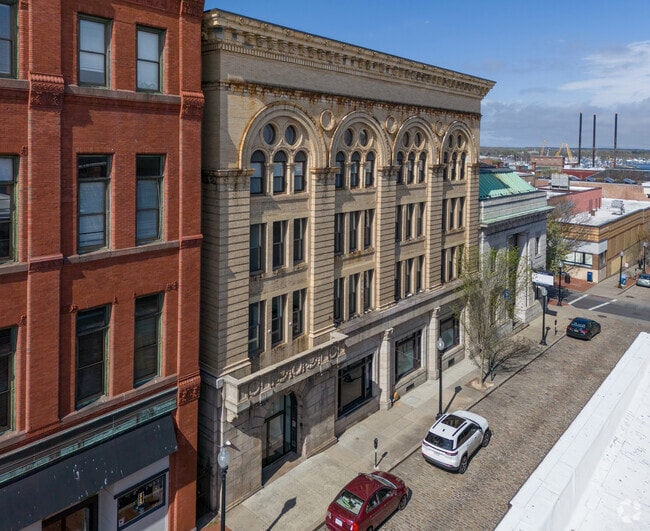 Building Photo - 105 William St