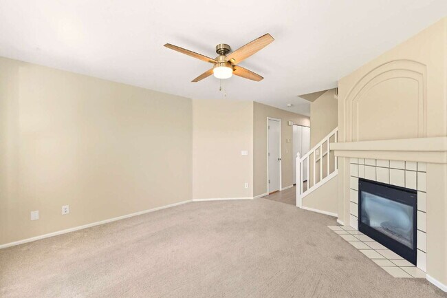 Building Photo - Beautiful Townhome in Aurora - Available Immediately!