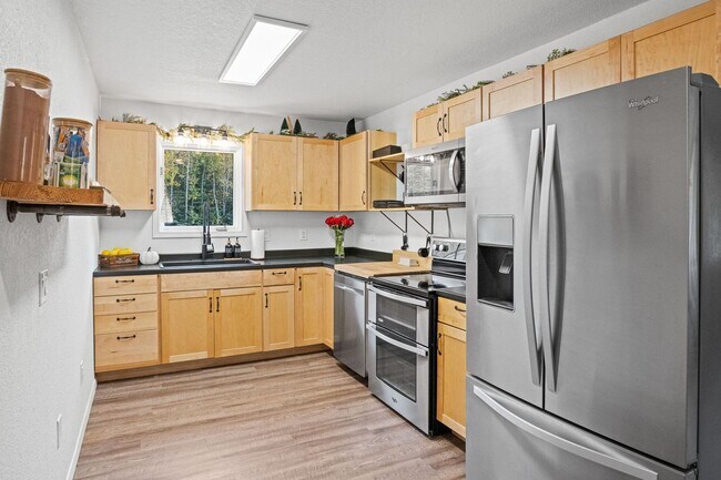 Building Photo - SFH / 3 Bedroom / 1 Bathroom / 1 Car Garage