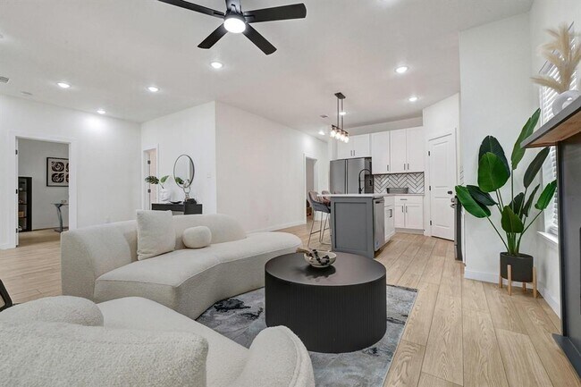 Foto del edificio - 2422 Lidstone St
