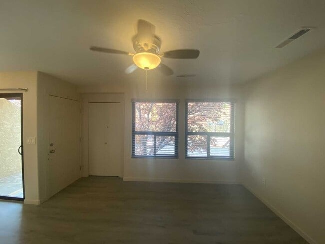 Foto del edificio - Remodeled Condo