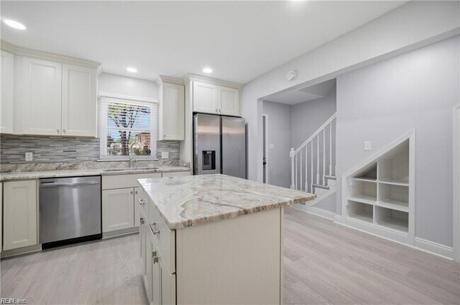 Building Photo - 712 White Hall Ln
