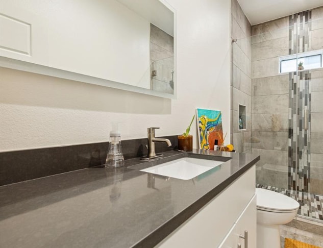 Foto principal - 422 W 9th St