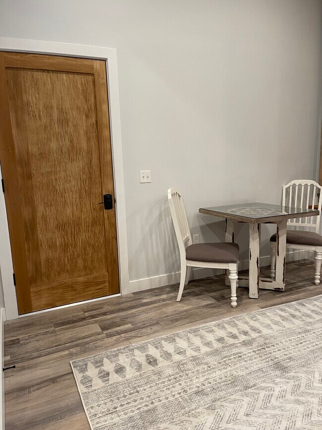 Puerta de entrada - 106 W Michigan Ave