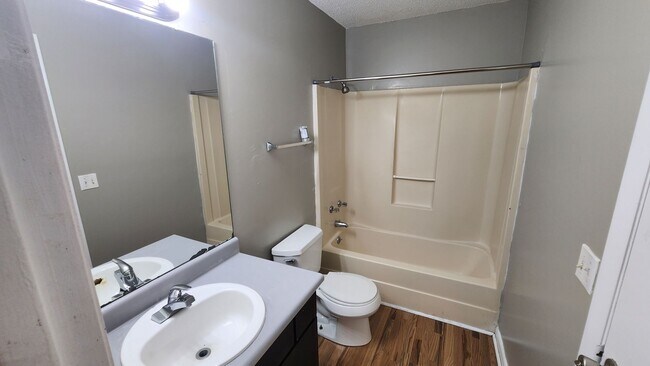 Building Photo - 4423 Bonnell Dr NW