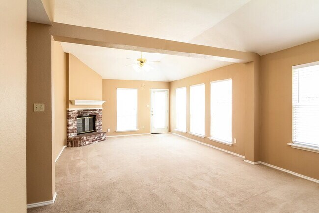 Foto del edificio - 3612 Garden Springs Dr