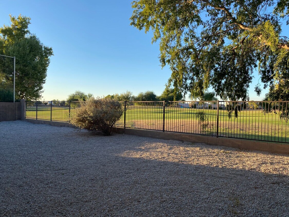 Foto principal - Enjoy Golf Course Living: Refreshed 4-Bedr...