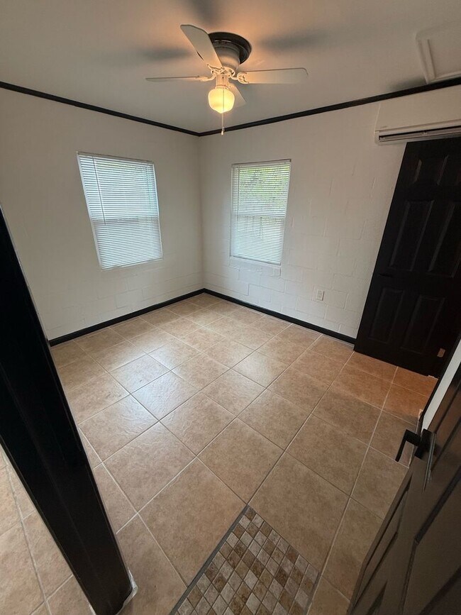 Building Photo - Cozy bungalow with in-unit washer and dryer near colleges