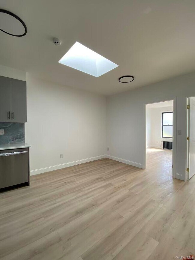 Foto del edificio - 8-55 Wyckoff Ave