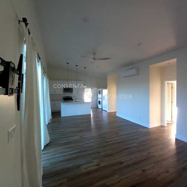 Sala de estar y cocina - 192 Old Ranch Rd