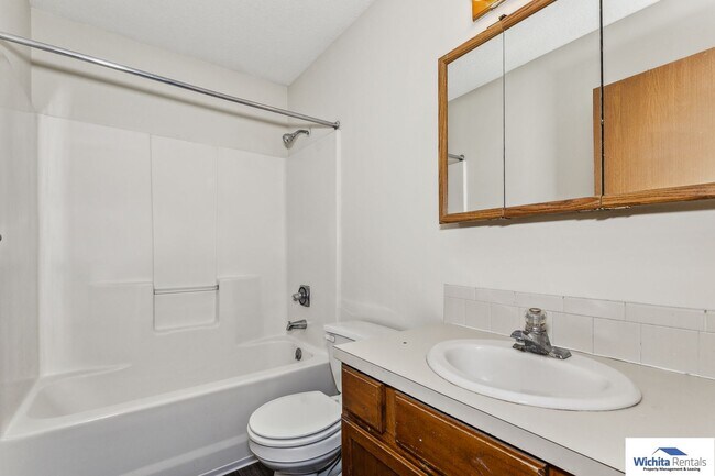 Foto del edificio - 3 bedroom 2 bath duplex - Derby Schools