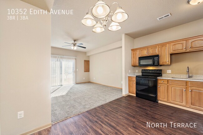 Foto del edificio - Updated 3BR Townhome in Piper School Distr...