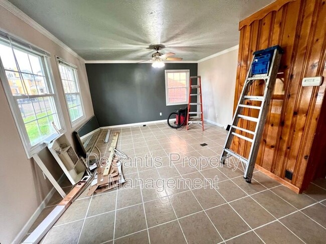 Building Photo - 829 6th Ave