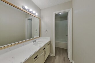 Building Photo - 13307 Venice Cir