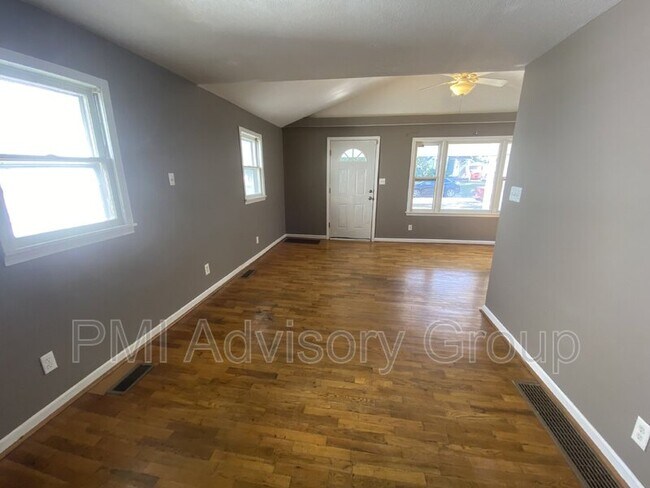 Building Photo - 1155 SW Medford Ave