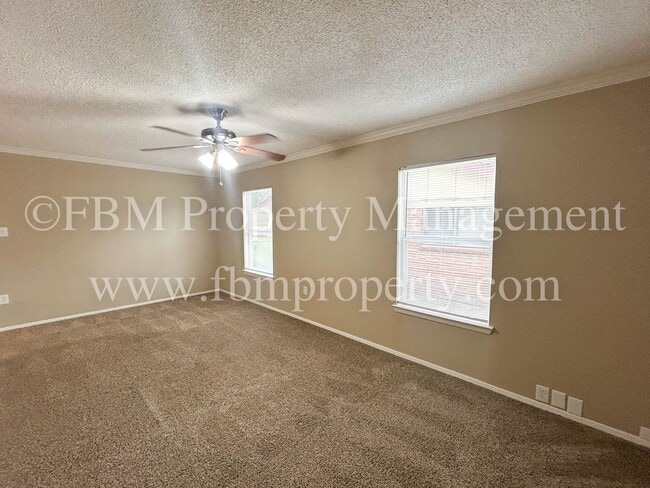 Building Photo - 713 Phillips Dr