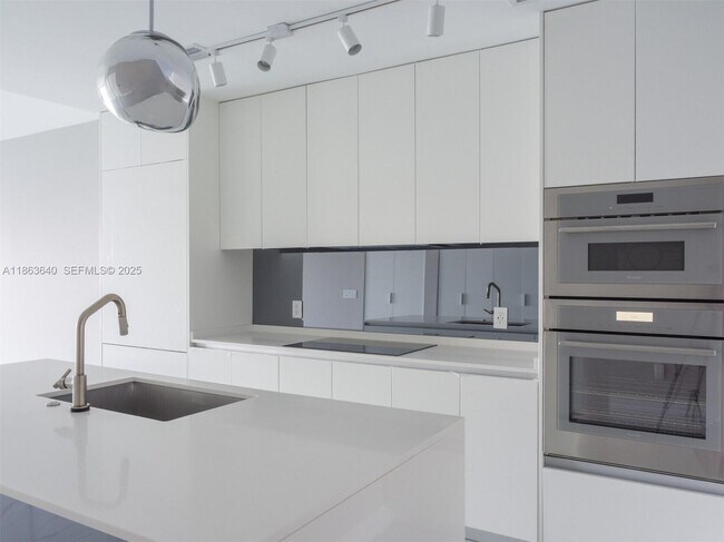 Foto del edificio - 700 NE 24th St