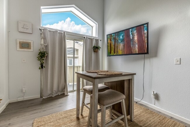 Foto del edificio - 2 bed/2 bath Upstairs Condo!