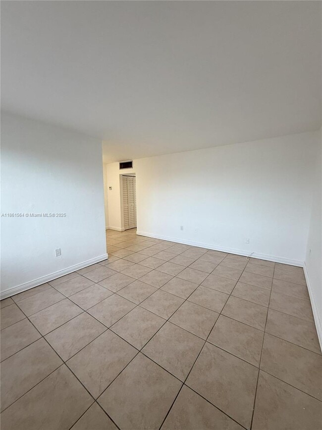 Foto del edificio - 5165 W Flagler St