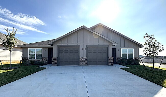 Building Photo - 1202 Lexington Dr