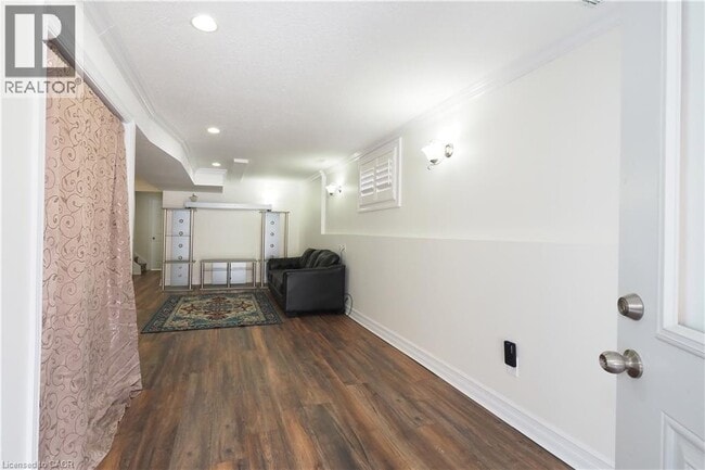 Building Photo - 67 Hollyridge Crescent