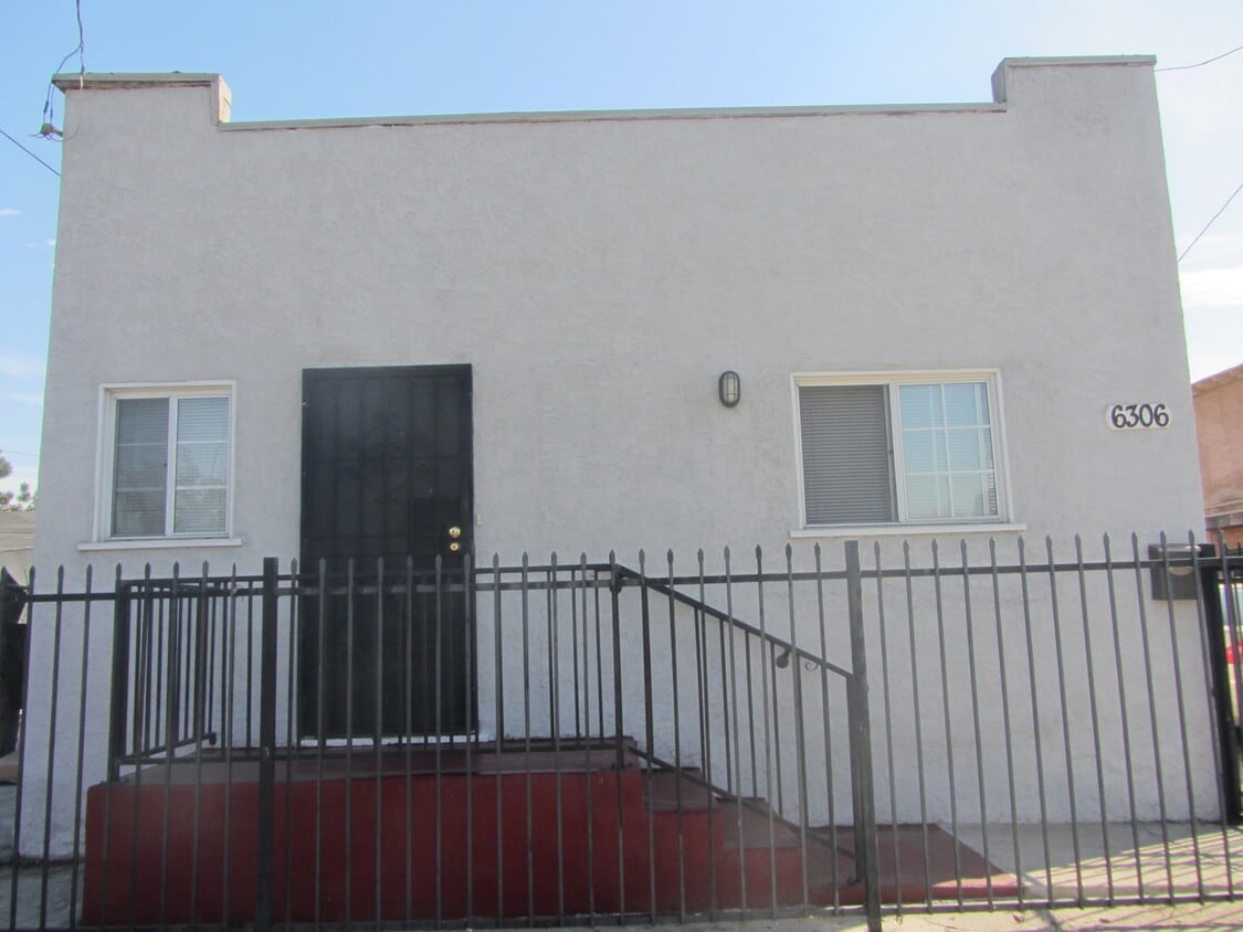 Foto principal - 6306 S. Vermont Ave
