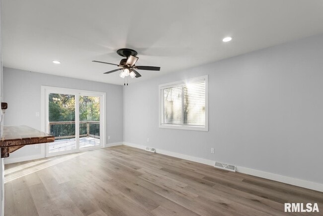 Building Photo - 1900 E Knox St