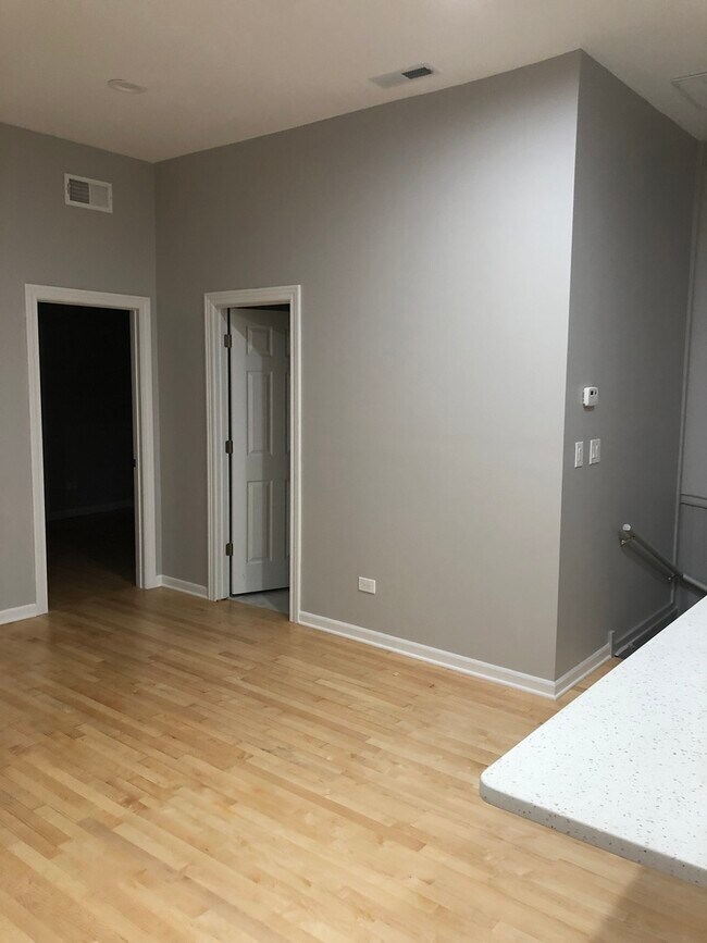 3701 S Halsted St Unit 3F, Chicago, IL 60609 Room for Rent in Chicago