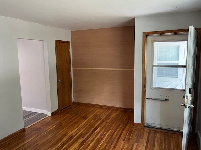 Foto del edificio - 77 Logan Ave W