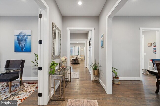 Foto del edificio - This meticulously cared-for residence, constructed in 2021 by Danforth Homes, presents everything...
