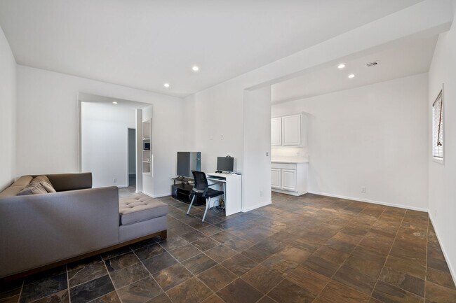 Foto del edificio - One bedroom home available now in prime So...