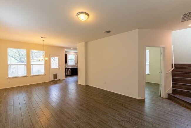Foto del edificio - 404 Buttercup Creek Blvd