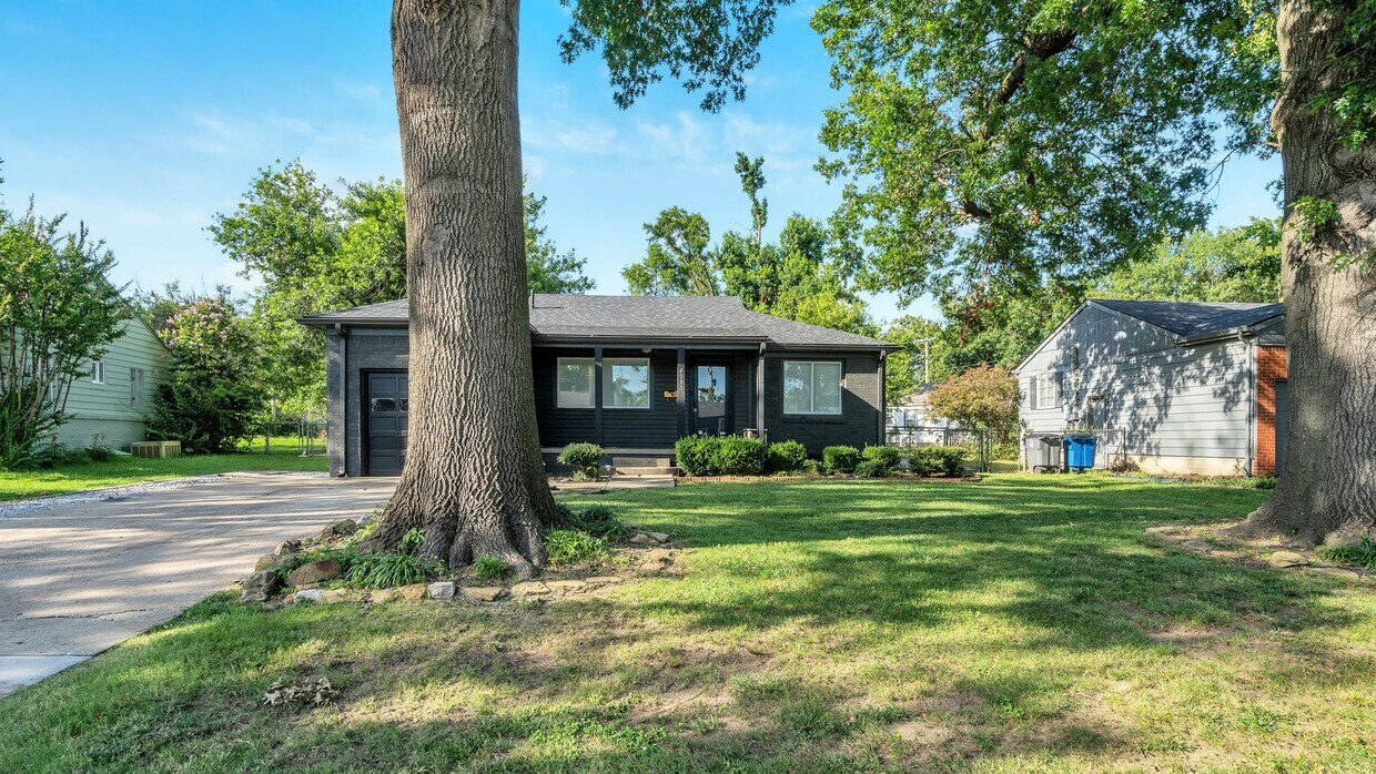Primary Photo - Beautifully Redone 2 Bedroom Midtown House...