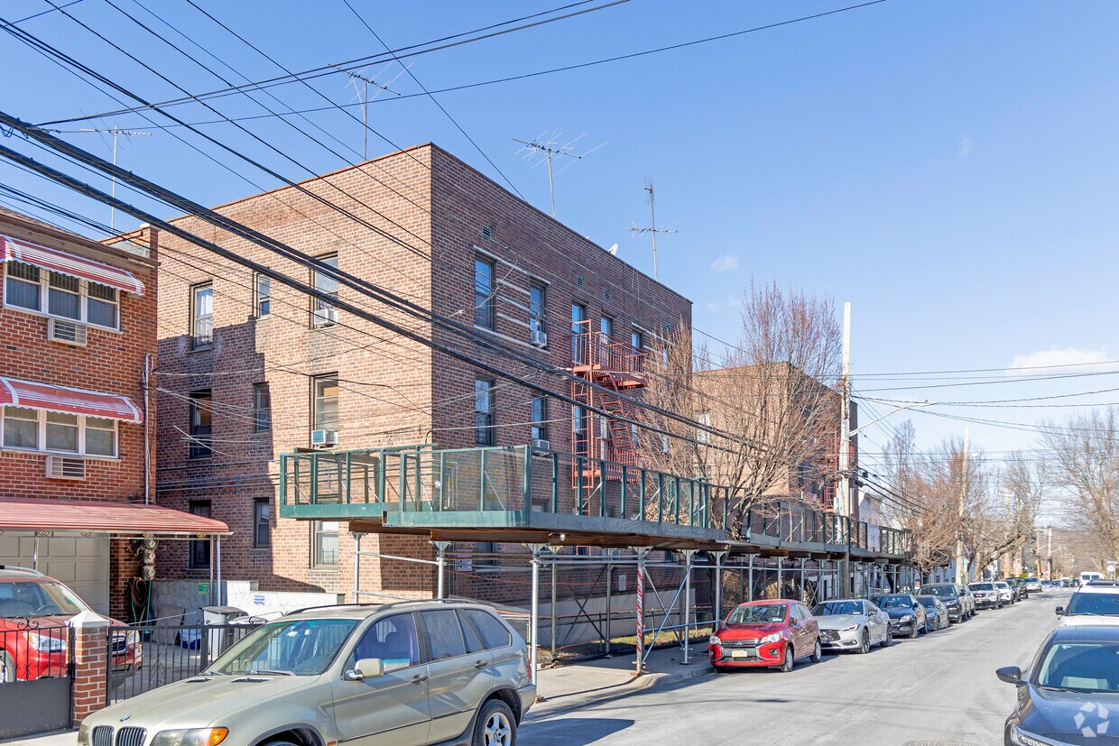Primary Photo - 3231 Barker Ave