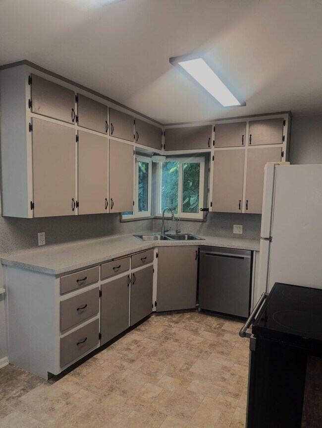 Building Photo - Deposit Moves you in! 3 Bed 1 Bath Home fo...