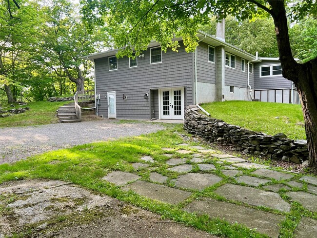 Building Photo - 422 Stanford Rd