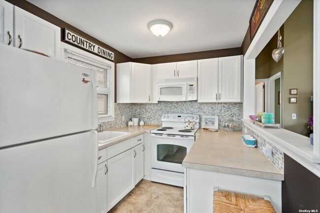 Building Photo - 28 Hallock Rd
