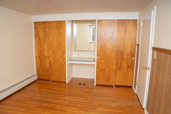 Foto del edificio - 518 E High St