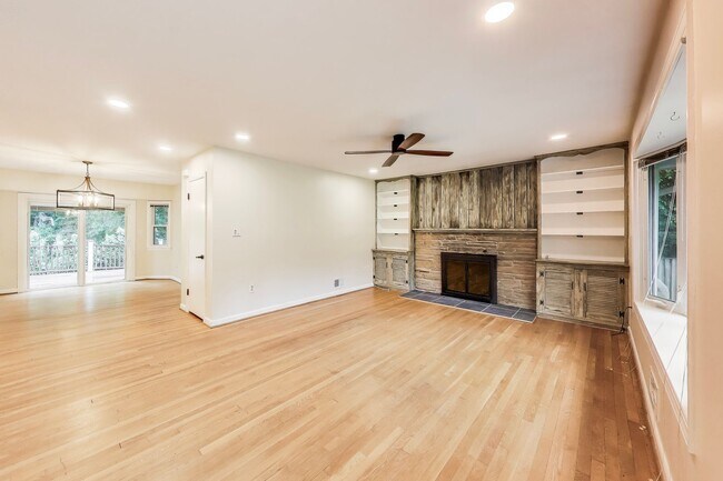 Building Photo - Perfect on Parkway --- Gorgeous, Fully Upd...