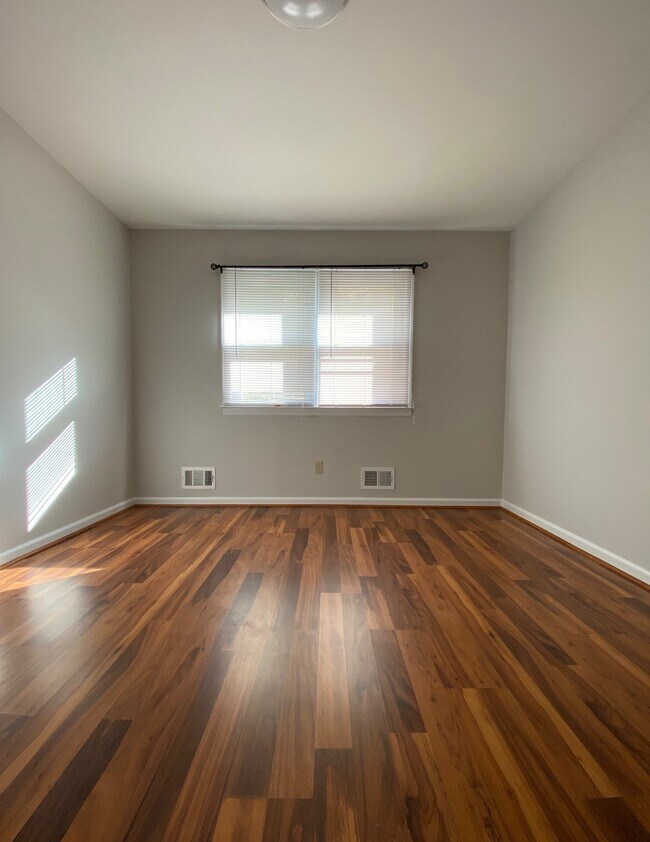 Foto del edificio - 8 Baker Ave